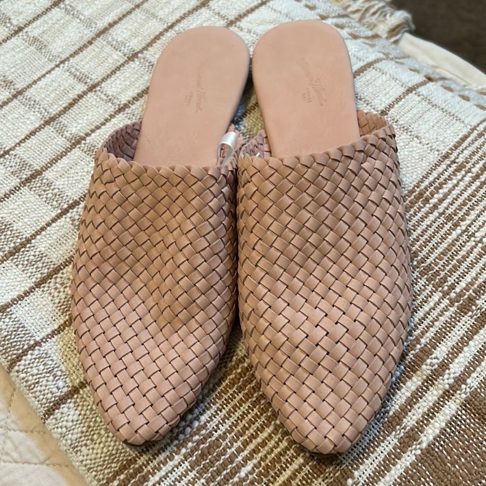 Adorable pale pink flat slides that have ever been worn!